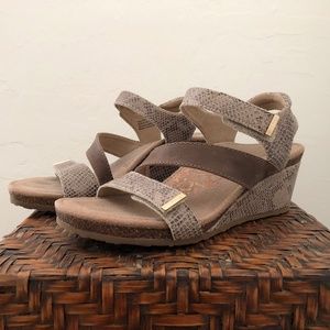 AETREX Brynn Wedge SANDAL Taupe size 7